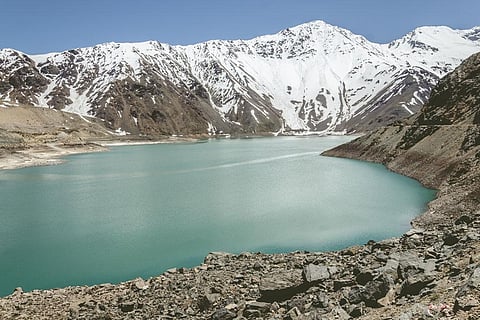 रिपोर्ट में कहा गया है कि 676 झीलों में से 130 भारत में स्थित हैं, जिनमें से 65 सिंधु नदी घाटी में, सात गंगा नदी घाटी में और 58 ब्रह्मपुत्र नदी घाटी में स्थित हैं। फोटो साभार: आईस्टॉक