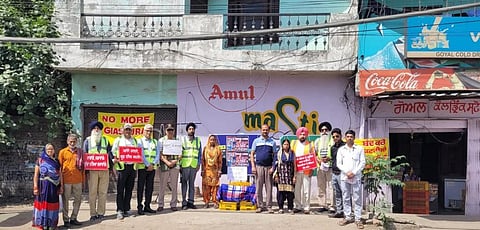 लुधियाना के गियासपुरा इलाके में गैस रिसाव स्थल पर लोग तख्तियां लिए हुए हैं। फोटो: जेएस गिल