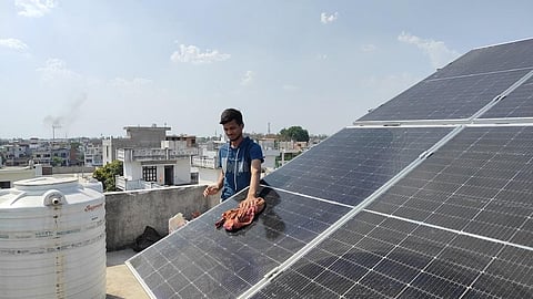मार्च 2024 में पीएम सूर्यघर के तहत 3 किलोवाट का आरटीएस लगवाने वाले अभिषेक चौधरी। फोटो: वर्षा सिंह