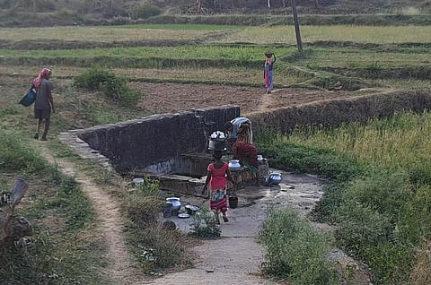 झारखंड के आदिवासी इलाकों में पीने का पानी एक बड़ा मुद्दा है। फोटो: आनंद दत्त