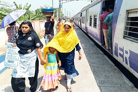 भीषण गर्मी के बीच अपने बच्चे को सूरज की तपिश से बचाने की कोशिश करती मां; फोटो: आईस्टॉक