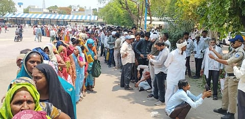मध्य प्रदेश के खरगौन जिले में कपास के बीज के लिए लंबी लाइन लगी हुई है। फोटो: सोशल मीडिया