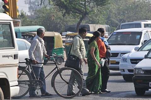 पैदल चलने वालों के लिए सुरक्षित नहीं सड़कें, हर दिन सड़क हादसों में जा रही 750 जानें