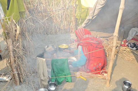 प्रयागराज के इस गांव में कोरोना लक्षणों से परेशान ग्रामीण, स्वास्थ्य केंद्र पर कोविड संबंधी सुविधाएं नहीं