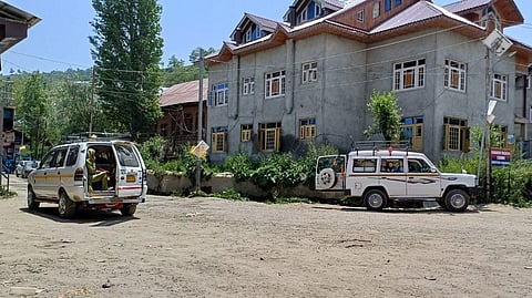 Shared taxis waiting for passengers at Surasyar Budgam.