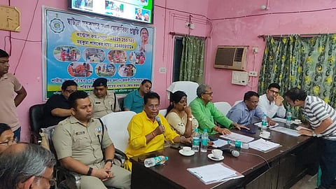 Manas Bhunia (in green), the state irrigation minister, reviews the flood situation in Ghatal along with senior officials and local MLAs.