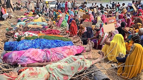 Women have launched a pyre protest to protest the dam being built under the Ken–Betwa river linking project.