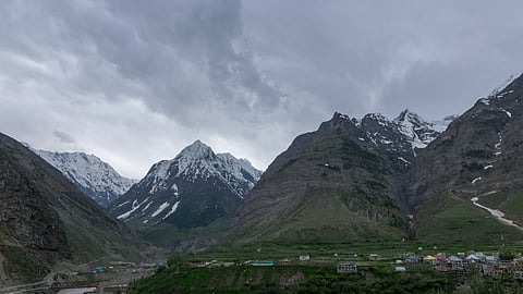 Jammu and Kashmir, Ladakh, Himachal Pradesh, and Uttarakhand may experience light to moderate rain from November 29th to 2nd, while snowfall is expected in higher altitudes