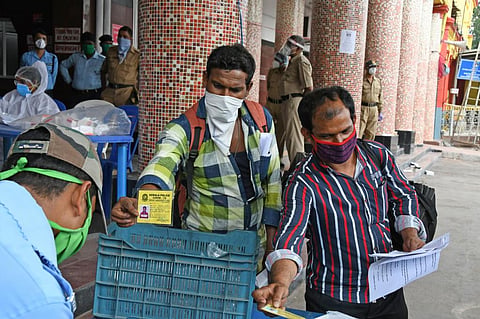 Migration became an important political agenda during the COVID-19 pandemic. In photo, migrant workers from West Bengal returning home during the lockdown in 2020. Photo: iStock