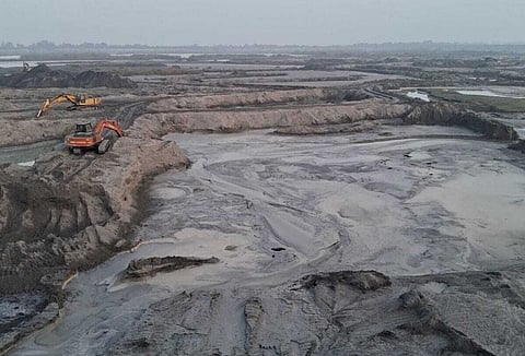 Ash ponds such as this one in Khukrana village produce airborne pollutants that lead to respiratory, skin-related and non-communicable diseases. Photo: Pinki Chahal / Credits CC BY 4.0