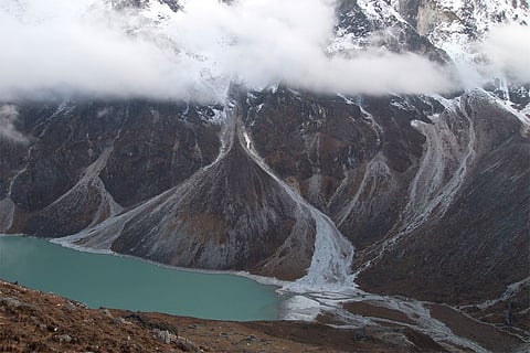 अध्ययनों से उत्तराखंड के ग्लेशियर और पेरी-ग्लेशियल क्षेत्रों में सिकुड़ते ग्लेशियरों और अन्य प्रक्रियाओं से संबंधित खतरों में वृद्धि हो रही है। प्रतीकात्मक तस्वीर