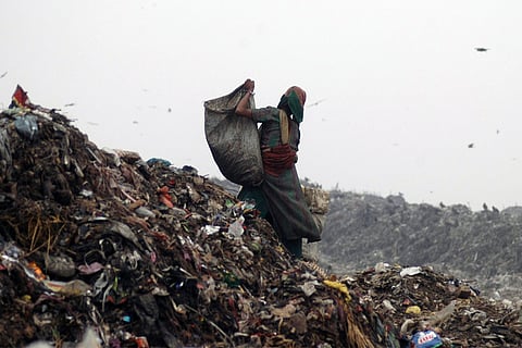 डंपसाइट पर जमा कचरे का पहाड़; प्रतीकात्मक तस्वीर: सेंटर फॉर साइंस एंड एनवायरनमेंट (सीएसई)