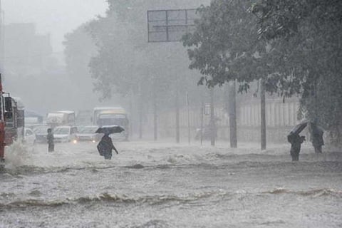 भारी बारिश और जलभराव के चलते पालघर जिले के वाडा और विक्रमगढ़ तालुका, रायगढ़ और अलीबाग में शैक्षणिक संस्थानों में अवकाश घोषित कर दिया गया है।