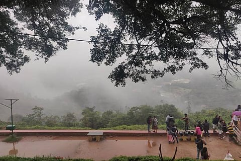 तटीय कर्नाटक के अलग-अलग हिस्सों में भारी से बहुत भारी बारिश तथा पूर्वी उत्तर प्रदेश और उप-हिमालयी पश्चिम बंगाल के अलग-अलग इलाकों में भारी बारिश दर्ज की गई।