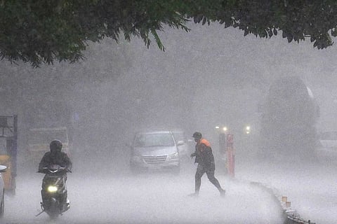 आज, जम्मू और कश्मीर, लद्दाख, गिलगित-बाल्टिस्तान-मुजफ्फराबाद, हिमाचल प्रदेश, उत्तराखंड, पंजाब, हरियाणा, चंडीगढ़, दिल्ली तथा पश्चिमी उत्तर प्रदेश, समेत इन राज्यों में 70 मिमी तक बरस सकते हैं बादल
