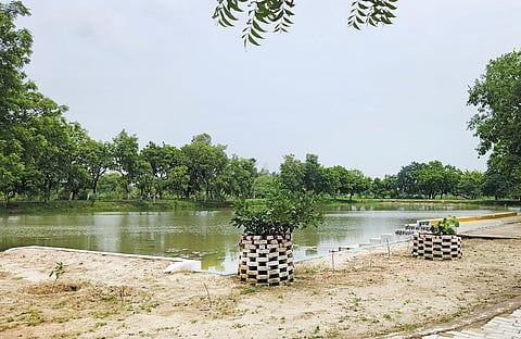 रायबरेली जिले में वीर वीरा तालाब के जीर्णोद्धार की योजना की सफलता इसके समग्र दृष्टिकोण में निहित है, जिसमें इसके कायाकल्प के लिए मुख्य तालाब के साथ-साथ जलभराव और फीडर चैनल, दोनों पर ध्यान दिया गया है