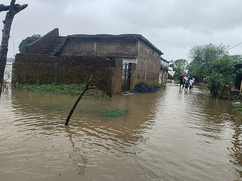 मध्य प्रदेश के जबलपुर में बने बरगी बांध के गेट नहीं खोले जाने के कारण आसपास के शिवनी और मंडला जिलों के कई गांवों में बाढ़ की स्थिति पैदा हो गई है। फोटो: एनबीए