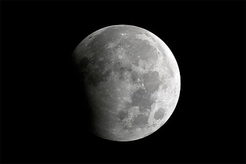 नासा के मुताबिक, पृथ्वी, चंद्रमा और सूर्य एक सीध में आकर साल में चार से सात बार सूर्य या चंद्र ग्रहण का अनुभव करते हैं। मार्च में थोड़ा अंधेरा होने के बाद यह चंद्र ग्रहण साल का दूसरा और अंतिम चंद्र ग्रहण है।