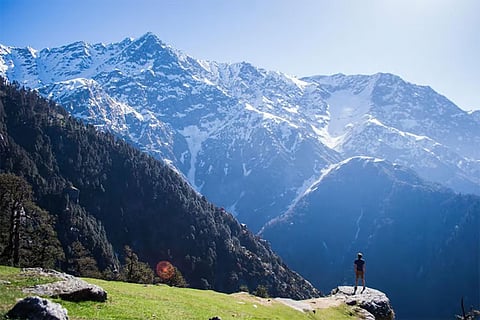 उत्तराखंड के कुछ पर्वतीय जिलों में ऊंची-ऊंची चोटियों पर बर्फबारी देखी जा सकती है, जिसके कारण निचले इलाकों में ठिठुरन बढ़ गई है।