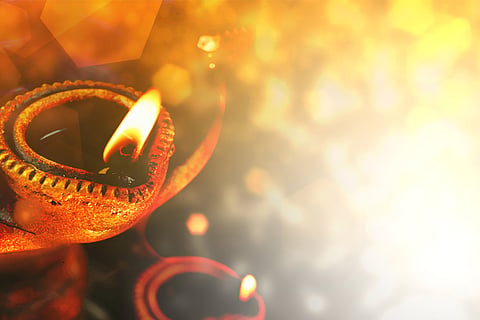 दीपावली में दीपों से होता उजियारा; फोटो: आईस्टॉक