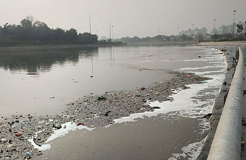 लखनऊ में कुकरैल नदी से पानी मिलने के बाद गोमती नदी की स्थिति