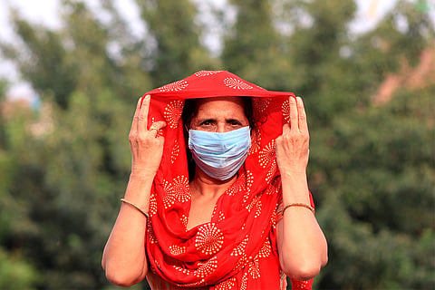 कोविड-19 से उबरने के 90 दिनों बाद भी करीब एक तिहाई लोगों में पोस्ट एक्यूट सीक्वल यानी लॉन्ग कोविड की समस्या बनी रह सकती है; प्रतीकात्मक तस्वीर: आईस्टॉक