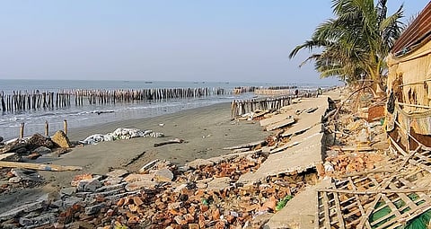 सागर द्वीप पर कपिल मुनि मंदिर के पास का समुद्र तट; फोटो: जयंत बसु