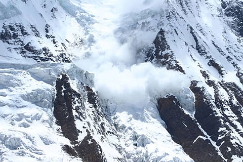 बर्फ पर बारिश (आरओएस) की घटनाएं तब होती हैं जब बारिश मौजूदा बर्फ पर गिरती है और जम जाती है, जिससे बर्फ की परत बन जाती है, इसके कारण वन्यजीवों, बुनियादी ढांचे और वहां रहने वाले लोगों के लिए खतरा बढ़ जाता है।