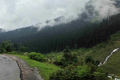 जम्मू और कश्मीर के कई हिस्सों में रविवार, यानी 20 अप्रैल 2025 को हुई भयंकर बारिश के कारण बाढ़ और भूस्खलन की घटनाएं हुई।
