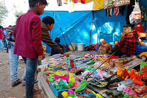 भारत में प्लास्टिक से बने खिलौनों को निहारते बच्चे; फोटो: आईस्टॉक