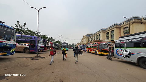 रायपुर का भाटा गांव स्थित आईएसबीटी जहां से देश के तमाम बड़े शहरों के लिए निजी बसें चलती हैं। सभी फोटो : भागीरथ