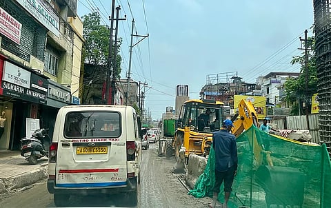गुवाहाटी बढ़ती वाहन संख्या की वजह से सड़कों का नेटवर्क नाकाफी साबित हो रहा है। संदीपन तालुकदार