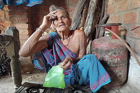 उत्तर प्रदेश के बांदा जिले के गांव पैलानी डेरा की रामदुलारी अब तक बस चार बार ही सिलेंडर भरवा पाई हैं। फाइल फोटो: गौरव गुलमोहर