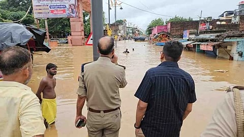 बुंदेलखंड के इलाके बाढ़ में डूबे हुए हैं। फोटो: अशोक निगम
