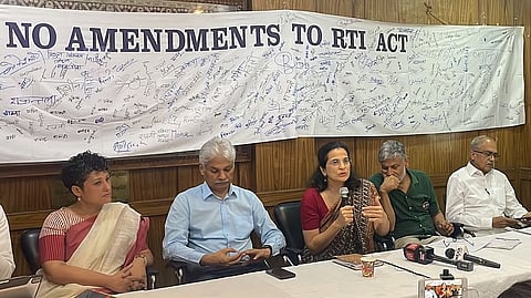 दिल्ली के प्रेस क्लब में नागरिक संगठनों के प्रतिनिधियों ने निजता कानून की खामियां गिनाईं। फोटो : हिमांशु