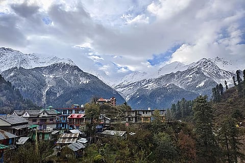 उत्तराखंड के केदारनाथ, बद्रीनाथ धाम, हेमकुंड साहिब, औली और मुनस्यारी में इस मौसम की पहली बर्फबारी हुई, जिससे ठंडक बढ़ गई है।
