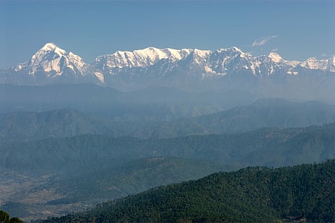दिल्ली-एनसीआर सहित पहाड़ी राज्यों में सुबह और रात के समय सर्दी का असर बढ़ा, कई इलाकों में हल्का कोहरा दर्ज।