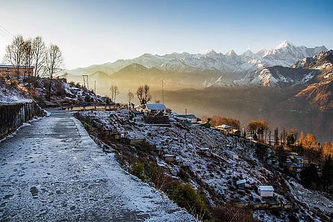 उत्तराखंड के पहाड़ी इलाकों में सुबह के समय सड़कों और खेतों पर पाले की सफेद चादर दिखाई दे रही है। सुबह और शाम सर्दी का प्रकोप बना हुआ है।