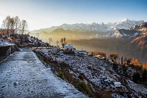 पहाड़ी राज्यों में भारी पाला (फ्रॉस्ट) पड़ने से ठिठुरन बढ़ गई है, जिसकी वजह से यातायात और जनजीवन प्रभावित हो रहा है।