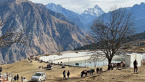 उत्तराखंड के औली पहुंच रहे पर्यटकों को बर्फ न होने के कारण निराशा का सामना करना पड़ रहा है। फोटो: दीपक पुरोहित