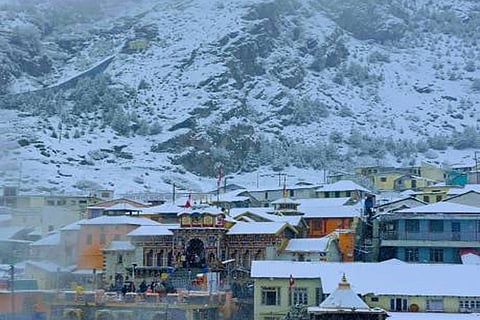 उत्तराखंड के बद्रीनाथ धाम और हेमकुंड साहिब जैसी ऊंचाई वाले इलाकों में बर्फ की सफेद चादर बिछ गई है, जिससे वादियों में शीतलहर का सितम बढ़ गया है।