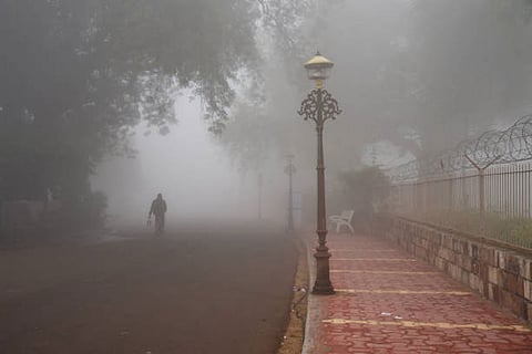 दिल्ली-एनसीआर समेत उत्तर भारत के मैदानी इलाकों में घना कोहरा और ठंडी हवाओं से ठंड का अहसास बढ़ा।