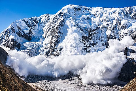 जलवायु परिवर्तन और ग्लेशियर अस्थिरता हिमालय में हिमस्खलन की घटनाओं को तेजी और अप्रत्याशित बना रही है।