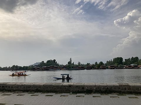 डल झील में जमीन के उपयोग में बदलाव हुए जिसका मुख्य कारण डल झील के निवासियों से जमीन का अधिग्रहण न होना, सीवेज ट्रीटमेंट प्लांट (एसटीपी) का ठीक से काम न करना, खरपतवार हटाने की अनुचित व्यवस्था और निगरानी तथा देखरेख तंत्र का अपर्याप्त होना था। फाइल फोटो: इरफान अमीन मलिक