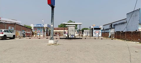 श्रावस्ती में बंद पड़ा पेट्रोल पंप, फोटो : डाउन टू अर्थ