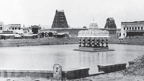 आंध्र प्रदेश में तिरुपति के निकट त्रिचानूर स्थित मंदिर का तालाब। दक्षिण भारत के राजवंशों ने मंदिरों समेत दूसरी संस्थाओं-व्यक्तियों को तालाब बनवाने और उसका रखरखाव करने के लिए प्रोत्साहित किया था