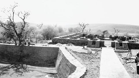 सांची के तीसरी सदी ई.पू. के बौद्ध स्मारकों वाली जगह पर तीन प्राचीन तालाब हैं। एक पहाड़ी के ऊपर है और दो उससे आधा किमी. नीचे। कभी पहाड़ी की ढलान इनके प्राकृतिक आगोर का काम करती थी । इस तस्वीर में एक शानाब दिख रहा है