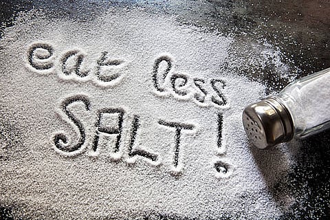 डब्ल्यूएचओ की नई शेक गाइड में पैकेट खाद्य पदार्थों में नमक की सीमा तय करने और स्पष्ट लेबलिंग पर जोर दिया गया।