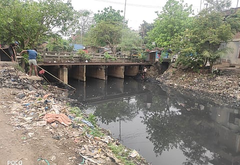 गुवाहटी की भरालु नदी किसी नाले जैसी दिखने लगी है। फोटो: गुवाहटी नगर निगम