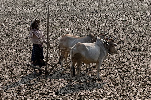 सूखे में बारिश की राह ताकता किसान; फोटो: आईस्टॉक